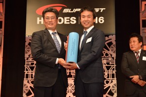 国土交通大臣賞を受け取る土屋武士