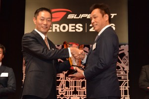 トロフィーを受け取るLEXUS TEAM LeMans WAKO'S土沼代表