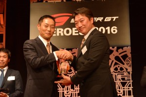 トロフィーを受け取るニスモ中島健エンジニア