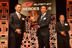 トロフィーを受け取る土屋武士