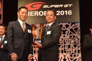 トロフィーを受け取るapr金曽裕人代表