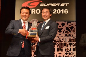 トロフィーを受け取る土屋武士