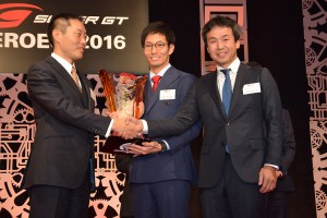 トロフィーを受け取る土屋武士と松井孝允