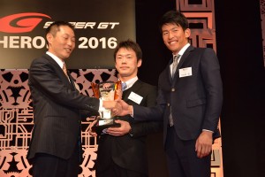 トロフィーを受け取る嵯峨宏紀と中山雄一