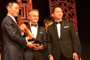 トロフィーを受け取るヘイキ・コバライネンと平手晃平