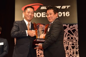トロフィーを受け取るLEXUS TEAM SARDの佐藤勝之代表