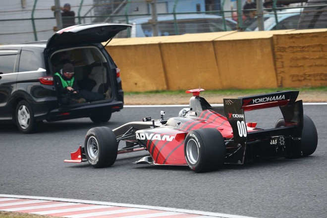 慣熟走行序盤、撮影のためスロー走行する小林可夢偉