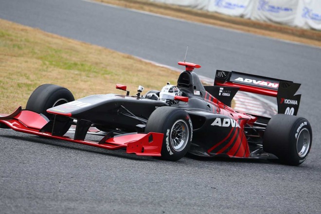 アドバンカラーのSF14で筑波サーキットのレコード更新に挑む小林可夢偉。