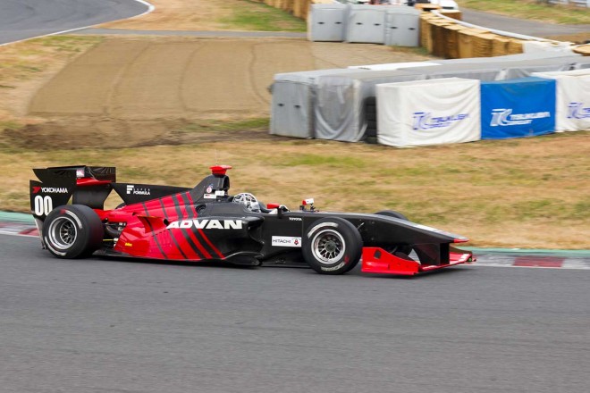 アドバンカラーのSF14で筑波サーキットのレコード更新に挑む小林可夢偉。