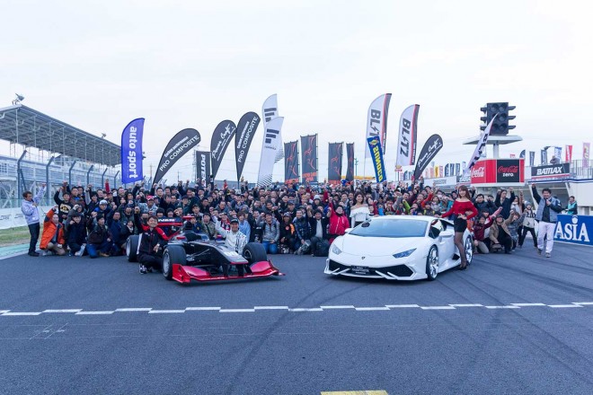 フィナーレには、ホームストレート上で記念撮影も行われた