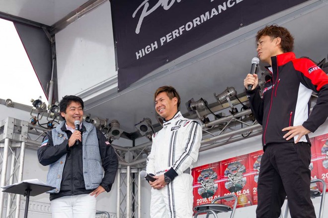 走行前のトークイベントに登場した小林可夢偉と脇阪寿一。