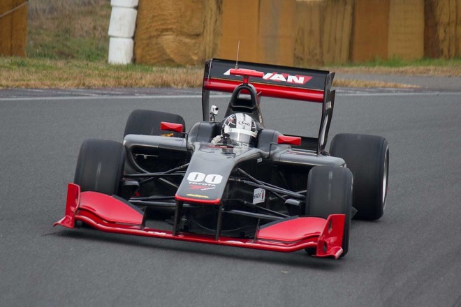 アドバンカラーのSF14で筑波サーキットのレコード更新に挑む小林可夢偉。