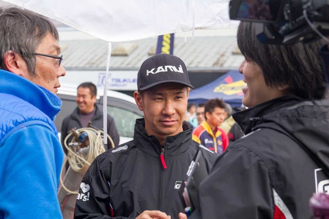 慣熟走行後、チームスタッフらと言葉を交わす小林可夢偉。