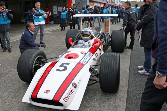 ホンダ・RA301に乗るフェルナンド・アロンソ