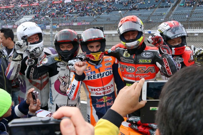 CBR250R Dream Cupに参戦するライダーと記念撮影をしたマルク・マルケス