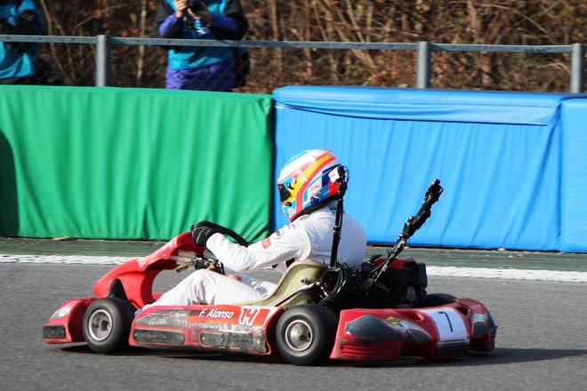 カートに乗るフェルナンド・アロンソ