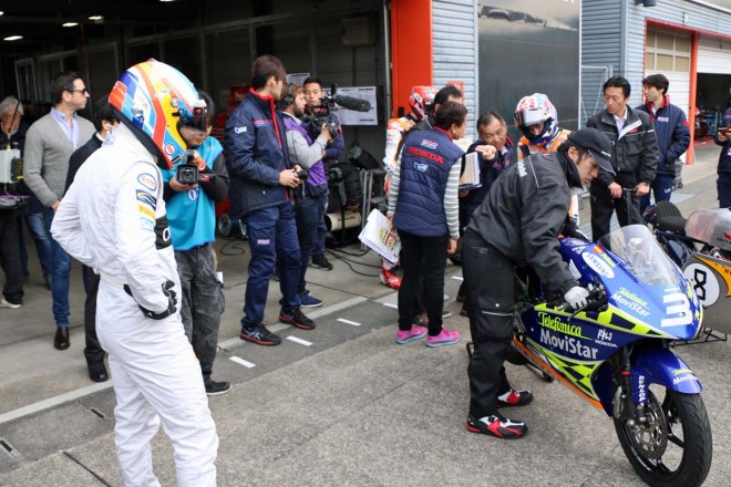 RS125RWに注目するフェルナンド・アロンソ