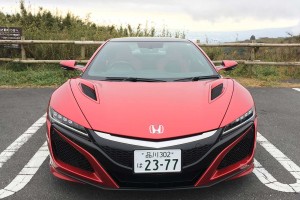 スーパースポーツながら、キャビンは広く、視界も良好。