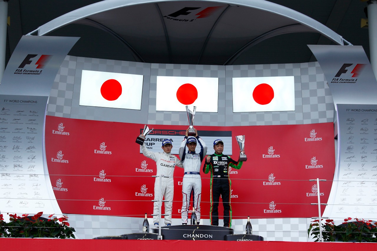 16年のpccj鈴鹿ラウンドの様子 F1の表彰台を使う Pccjの17年カレンダー発表 17年もf1日本グランプリ Pcca併催の画像 写真 3 Autosport Web