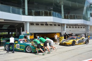 セパン12時間に向け準備を進めるハブオート・レーシングのフェラーリと埼玉トヨペット・グリーンブレイブのSLS AMG GT3