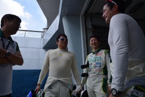 話し込む埼玉トヨペット・グリーンブレイブのドライバーたち