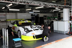 ポルシェ・チーム・マンタイの911 GT3 R。ステッカーを見ると、マカオから直接移動したことが分かる。