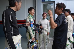 話し込む埼玉トヨペット・グリーンブレイブのドライバーたちと織戸学