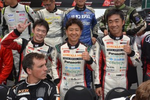 aprの30号車トヨタ・プリウスGTをドライブする嵯峨宏紀、佐々木孝太、永井宏明