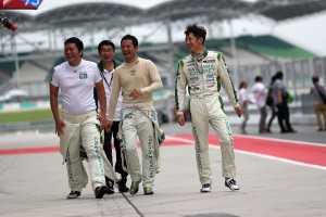 笑顔をみせる埼玉トヨペット・グリーンブレイブのドライバーたち