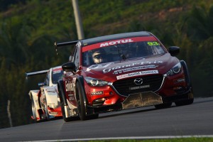今回はオーストラリアのマルク・カーズによるマツダ3も走行している。