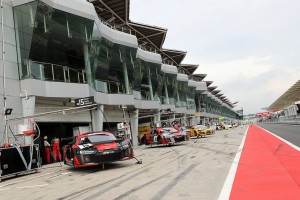 セパン12時間の予選中のピットレーン