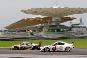 100号車トヨタ86をかわす35号車フェラーリ