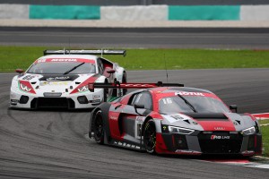 JLOCの88号車ランボルギーニ・ウラカンGT3を駆る平峰はワークスのアウディを追い回した。