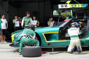 密山祥吾から服部尚貴にドライバー交代を行う52号車メルセデス