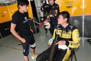 35号車フェラーリの細川慎弥と吉田広樹