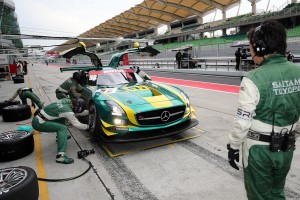 ピット作業を行う52号車メルセデス