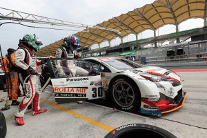 ピット作業を行う30号車トヨタ・プリウスGT