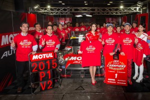 2015年シーズン、松田次生とロニー・クインタレッリのMOTUL AUTECH GT-Rは最終戦で逆転チャンピオンを獲得