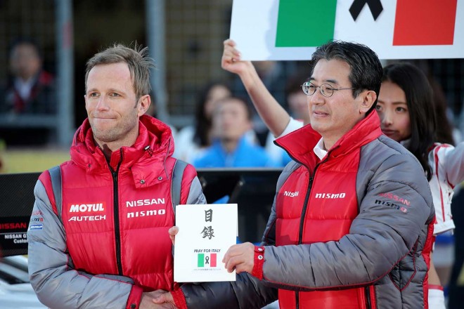 ニスモの片桐CEOからロニー・クインタレッリに、イタリア地震募金『Pray for Italy』で集まった義援金が渡された