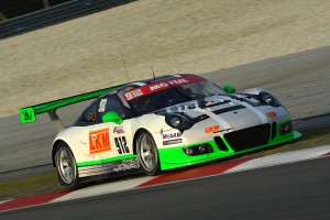 初日のフリープラクティス1で、縁石の外側を走る912号車ポルシェ。毎周のようにこのラインを通っていた。