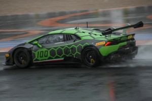 アマチュアドライバーと組む「プロ-アマ・クラス」に参戦し、4レースとも見事なドライビングを披露