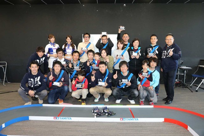 『TEAM KUNIMITSU GP』優勝チームには高橋国光総監督サイン入りモデルカーがプレゼントされた