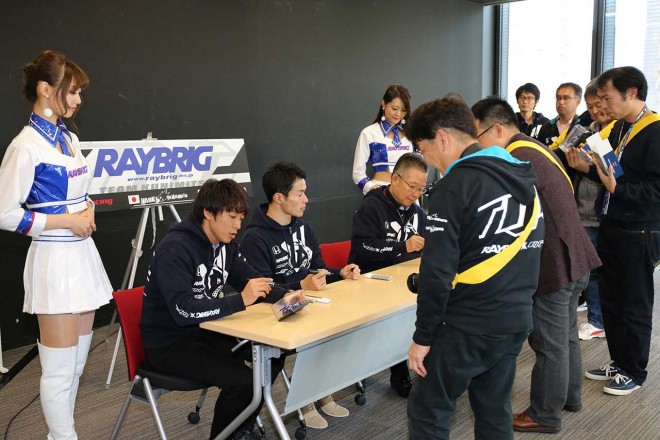 シーズンエンドミーティング恒例のサイン会