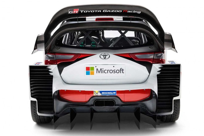 実戦仕様のヤリスWRCは、開発車両からリヤウイングの形状が変化