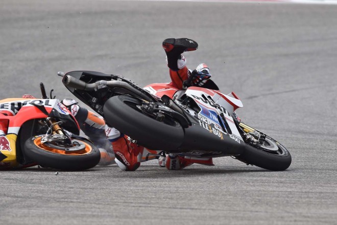 アンドレア・イアンノーネとクラッシュしたダニ・ペドロサ