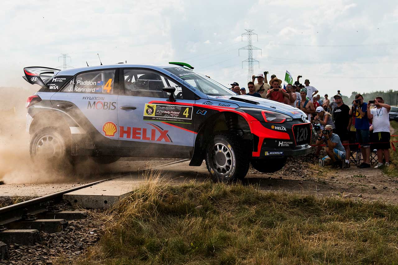 ラリー・ポーランドは、ドライバーからファンとの距離が近すぎると指摘を受けている