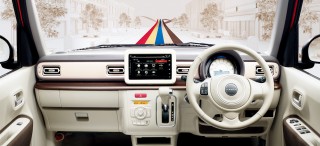 専用シックインパネ[専用インパネガーニッシュ(コットンパネル)・専用インパネオーナメント(一部木目調)を採用したアルト ラパン