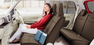 ブラウン基調のシート表皮・ドアトリム表皮を採用