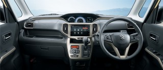 ブロンズメタリックのパネルやスエード調の専用ドアトリムクロスなどを装備したインパネ