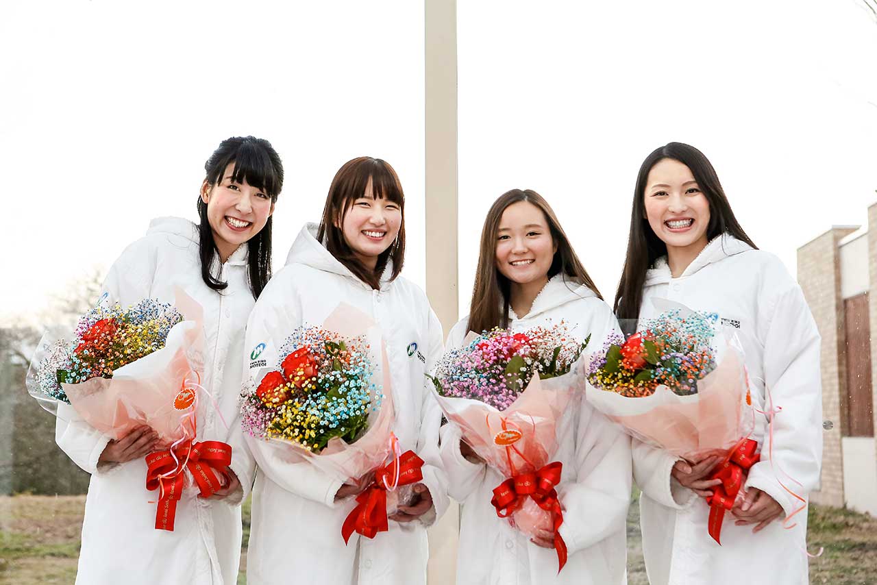 ツインリンクもてぎエンジェル第19期生に選ばれたメンバー。左から悠木恵愛さん、平田菜々子さん、五十嵐あいるさん、谷美奈さん